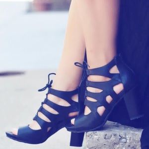 NIB Caged Strappy Ghillie Laces Block Heel Sandal